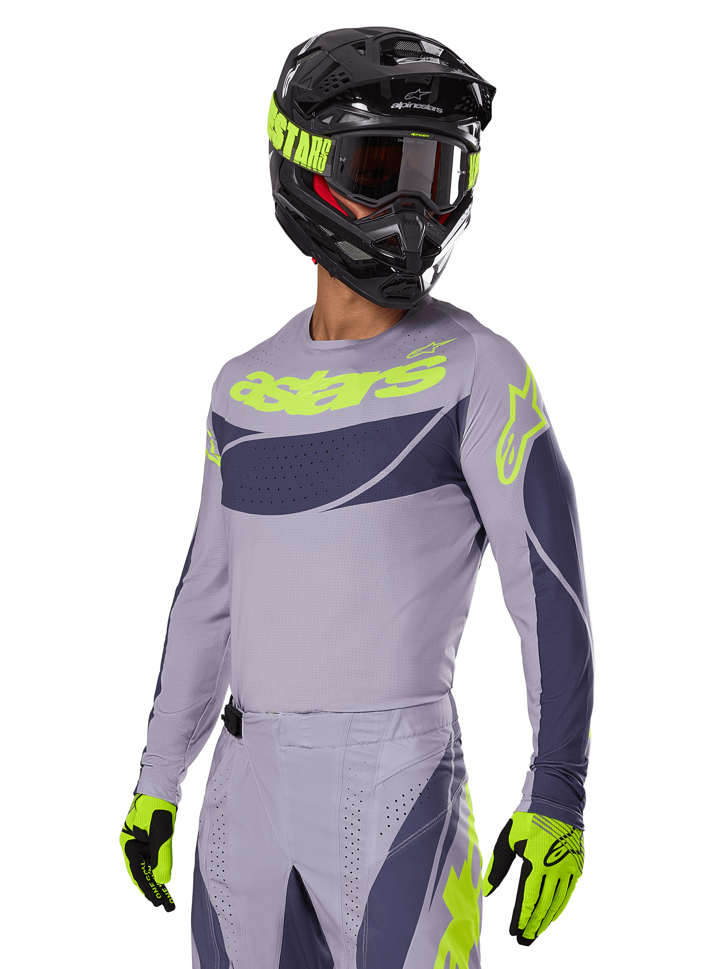 Motocross-Fahrer mit Alpinestars 2025 Techstar Dreem Jersey, Grau und Dunkelgrau mit limonengrünen Logos, passender Hose, schwarzem Helm mit limonengrünen Akzenten, limonengrün-schwarzen Handschuhen, abgestimmtes Outfit für den Offroad-Rennsport