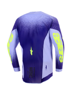Alpinestars 2026 Supertech Scenz Jersey, Motocross-Trikot, Lila und Neongelb, Rückansicht mit verlängertem Rückenprofil, leichte Stretch-Mesh-Seiteneinsätze mit lasergeschnittenen Perforationen, markantes neongelbes Branding auf den Ärmeln