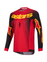 Alpinestars 2026 Supertech Scenz Jersey, motorcross jersey, rood, zwart en geel, met geel 'astars' logo op de borst, zwarte mouwen met logo-accenten en wit gespikkeld patroon op de schouders en het bovenlichaam