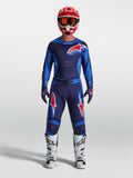 Alpinestars Racer Hunt Gear Set, ensemble de motocross pour homme, bleu et rouge, maillot et pantalon assortis avec bottes de performance blanches.