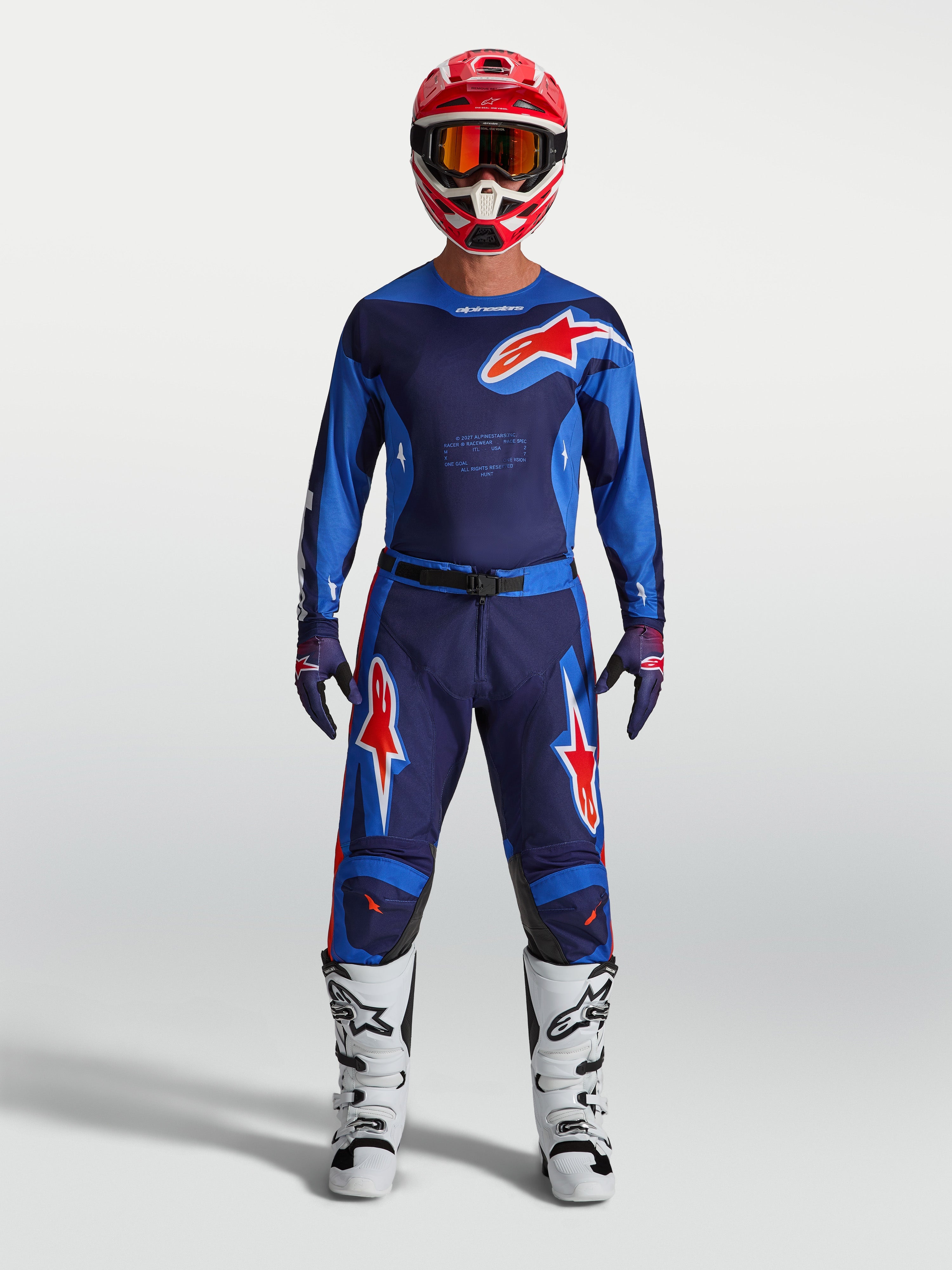 Alpinestars Racer Hunt Gear Set, ensemble de motocross pour homme, bleu et rouge, maillot et pantalon assortis avec bottes de performance blanches.
