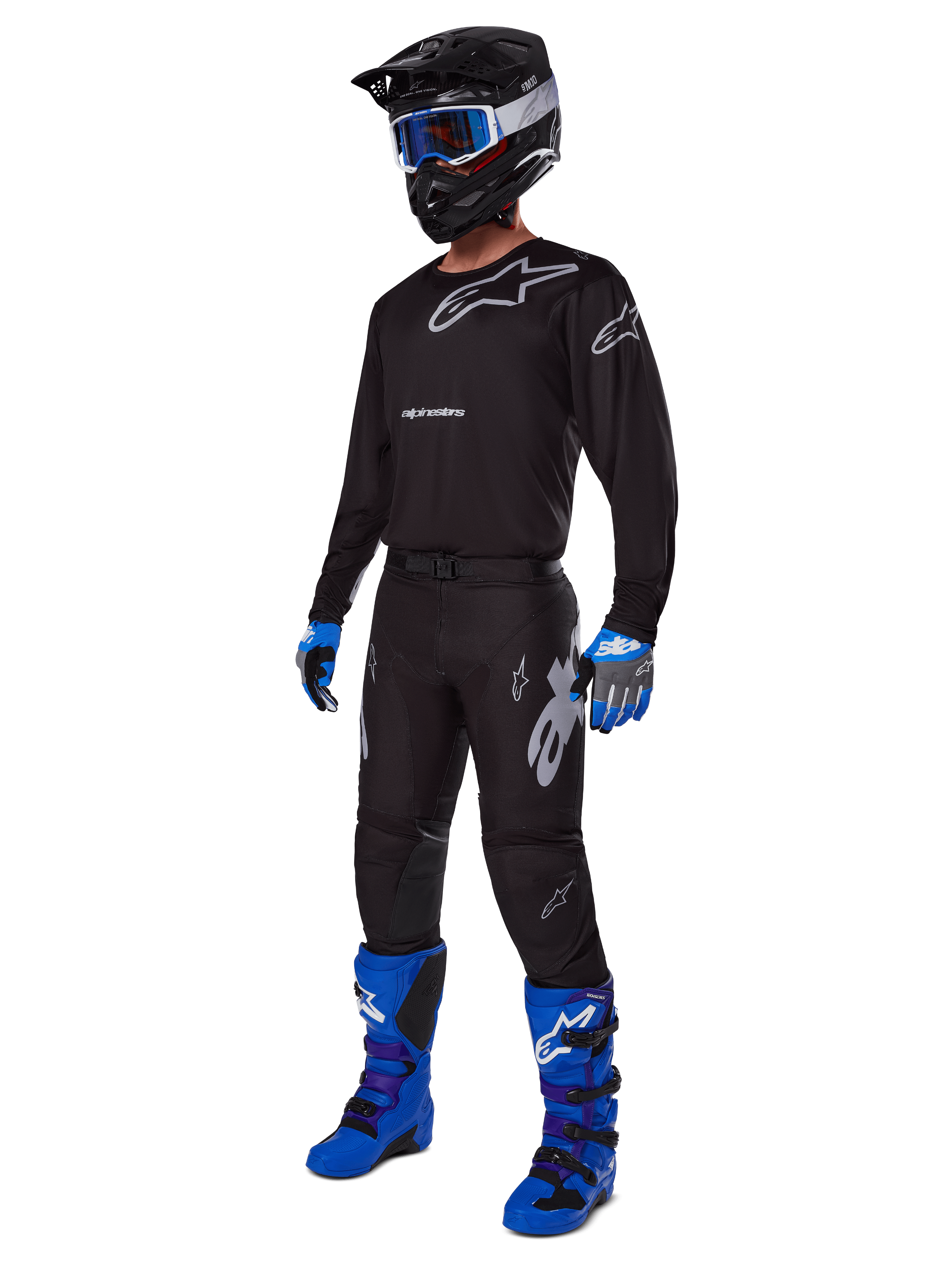 Ensemble d'équipement Alpinestars Racer Graphite 2025, tenue de motocross complète, maillot et pantalon noirs et gris avec logos argentés, casque noir avec lunettes à écran teinté bleu, gants bleus et noirs, bottes bleu vif, équipement de course tout-terrain professionnel
