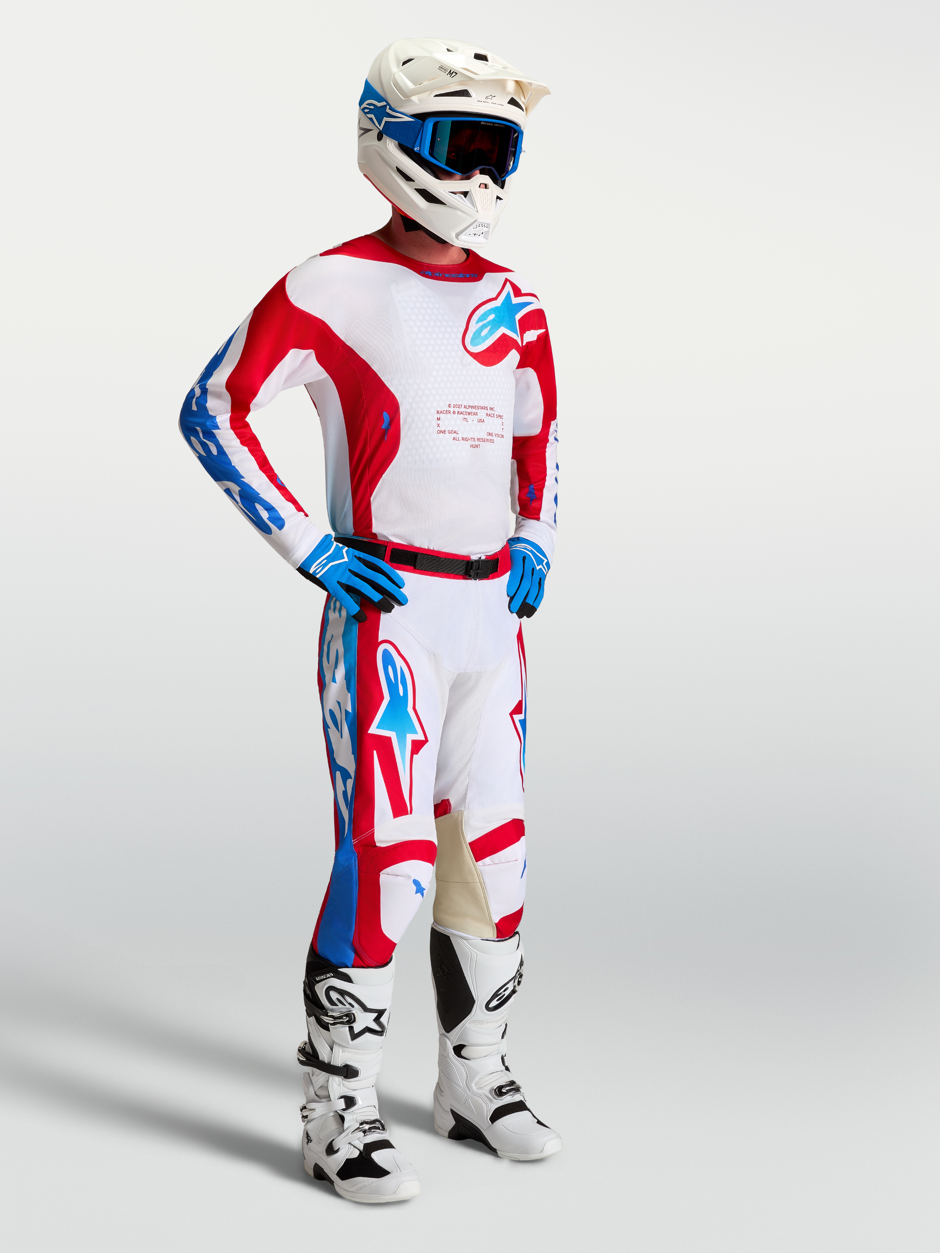 Alpinestars Racer Hunt motorcrossset, rood, wit en blauwe jersey en broek op model voor off-road rijden.