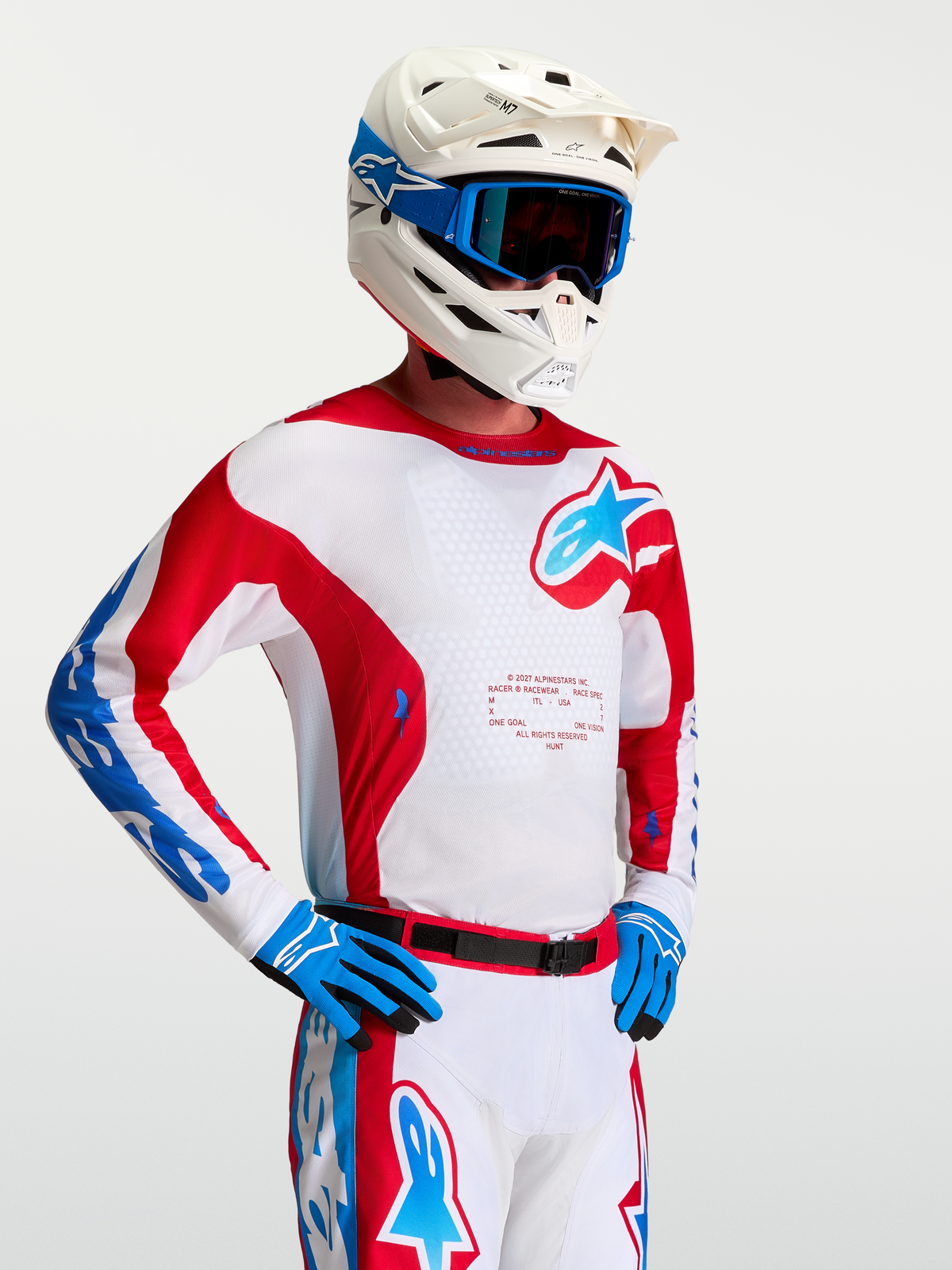 Maillot Racer Hunt d'Alpinestars, maillot de motocross homme, blanc, rouge et bleu, textile technique respirant évacuant l'humidité.