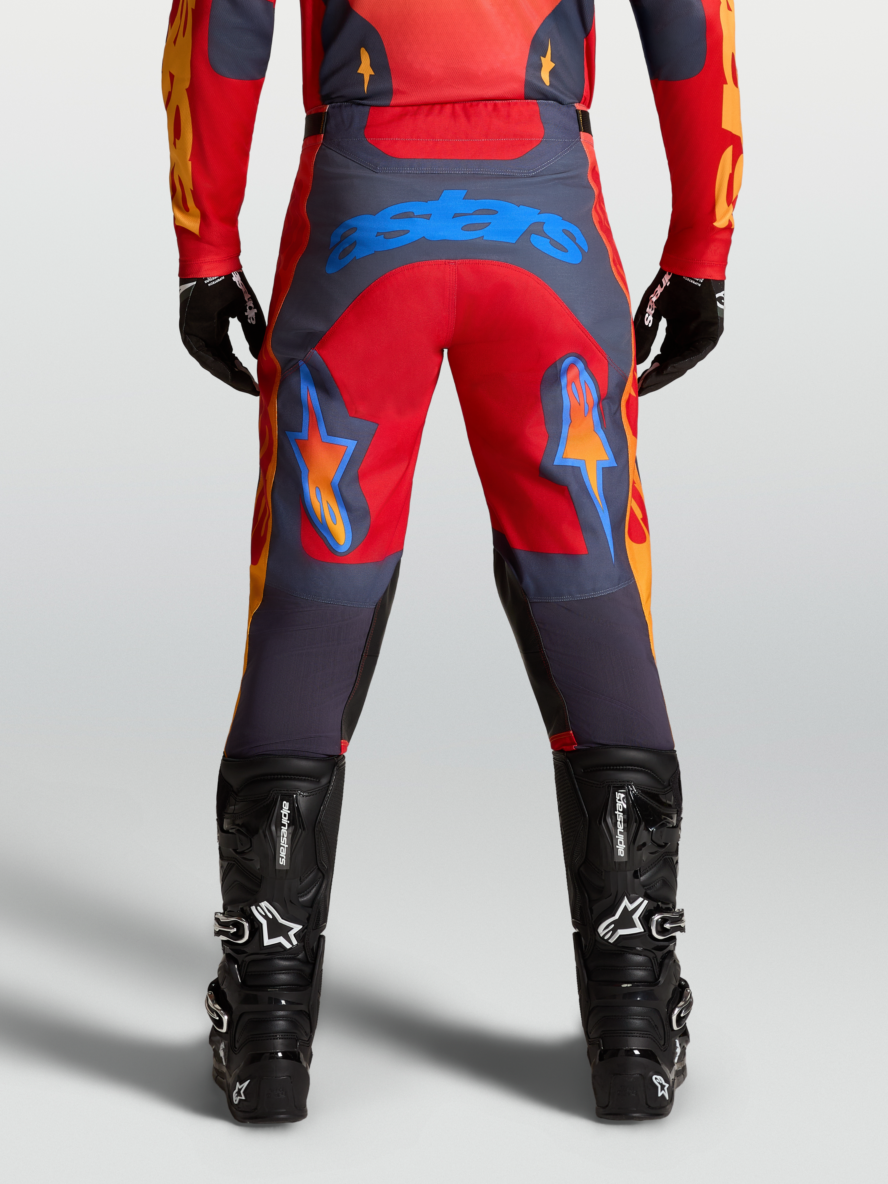 Alpinestars Racer Hunt Hose in Rot und Grau, Herren-Motocrosshose mit blauem Astars Logo am Gesäß und vorgeformter Beinstruktur.