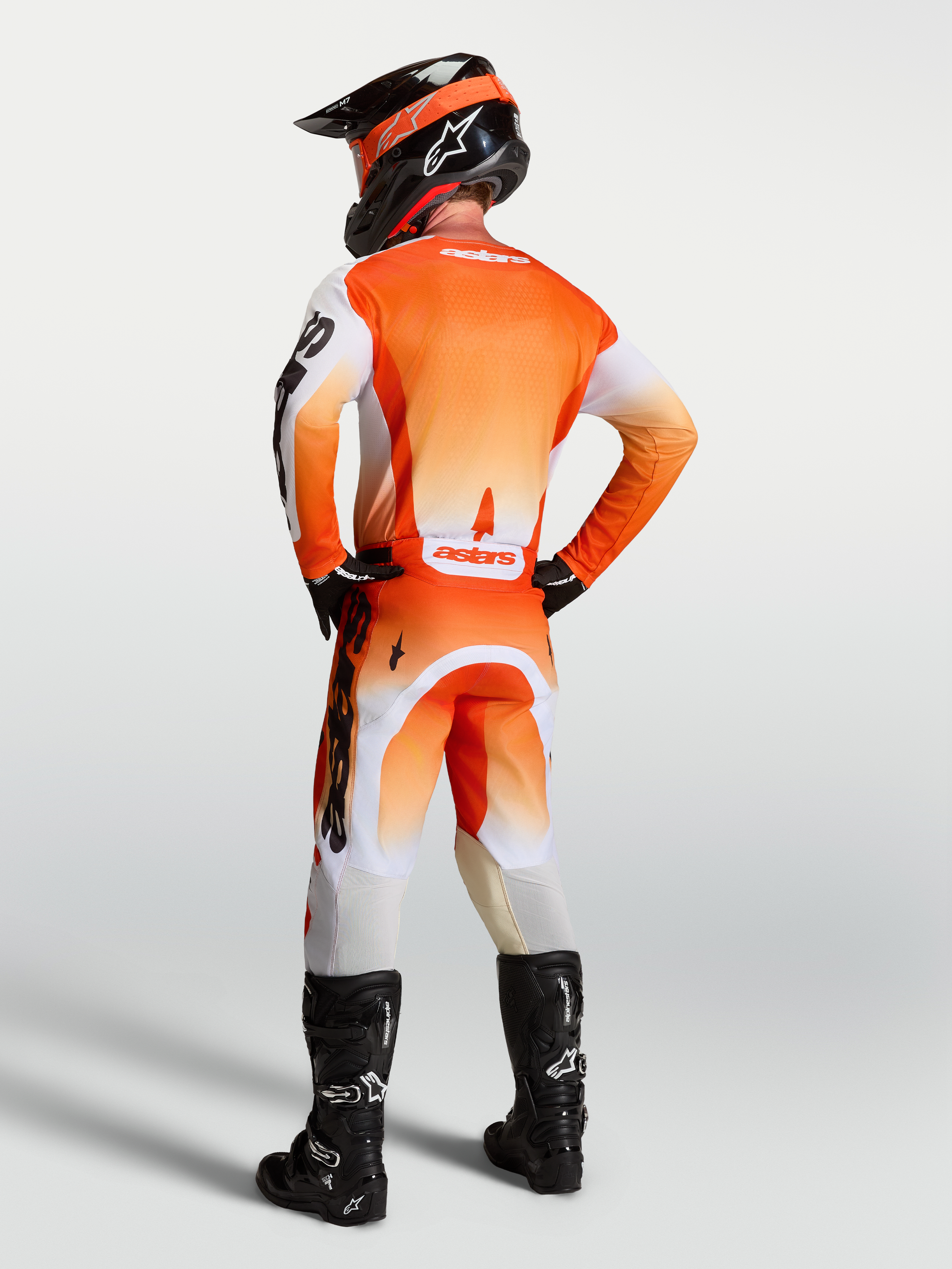 Alpinestars Racer Amber Trikot, Motocross-Jersey in Orange und Weiß, Rückansicht mit feuchtigkeitsableitendem Polygewebe.