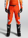 Alpinestars Racer Amber Motocross-Hose in Rot, am Model, robustes 600D-Polygewebe, vorgekrümmte Rennpassform.