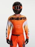 Alpinestars Racer Amber Trikot, Langarm-Motocross-Jersey für Herren, Orange und Weiß mit schwarzem Astars-Logo, feuchtigkeitsableitendes Polygewebe, getragen mit Helm und Handschuhen