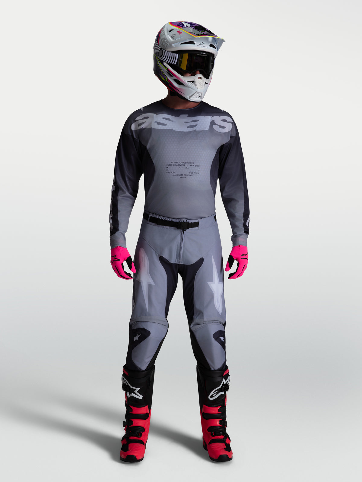 Alpinestars 2027 Racer Amber Jersey en Gear Set, heren-motocrossoutfit in grijs en zwart met roze accenten, complete off-road uitrusting.