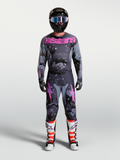 Alpinestars Racer Lone broek en gear set, heren grijze camouflage en paarse motocrossuitrusting met jersey en motorlaarzen.
