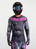 Alpinestars Racer Lone jersey, heren-motocrossjersey in grijze camouflage en paars, lichtgewicht polyfabric, op model.