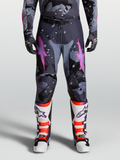 Alpinestars Racer Lone Hose 2027, Motocross-Hose für Herren in Grau Camo und Lila mit pinken Stern-Logos, getragen mit passendem Trikot, Handschuhen und Stiefeln für Offroad-Racing.