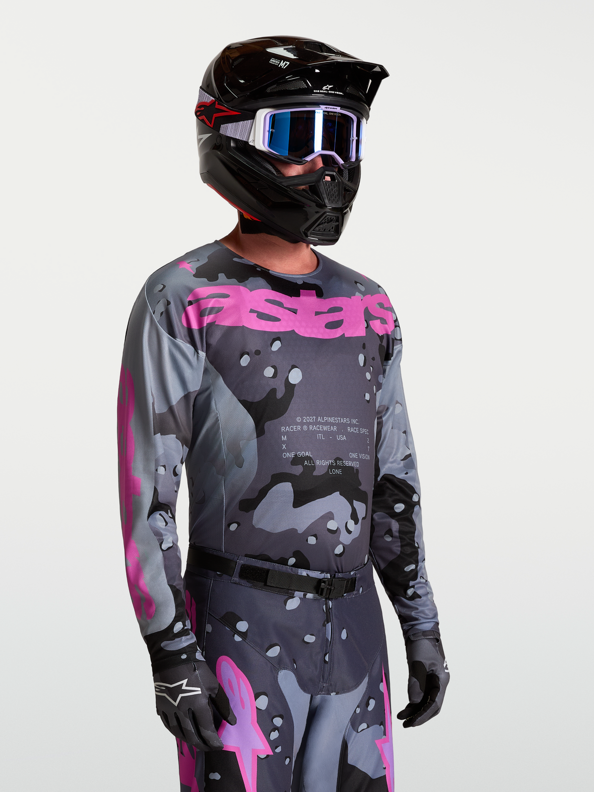 Maillot Racer Lone Alpinestars, équipement de motocross pour homme, gris camouflage et violet, porté avec un kit complet.