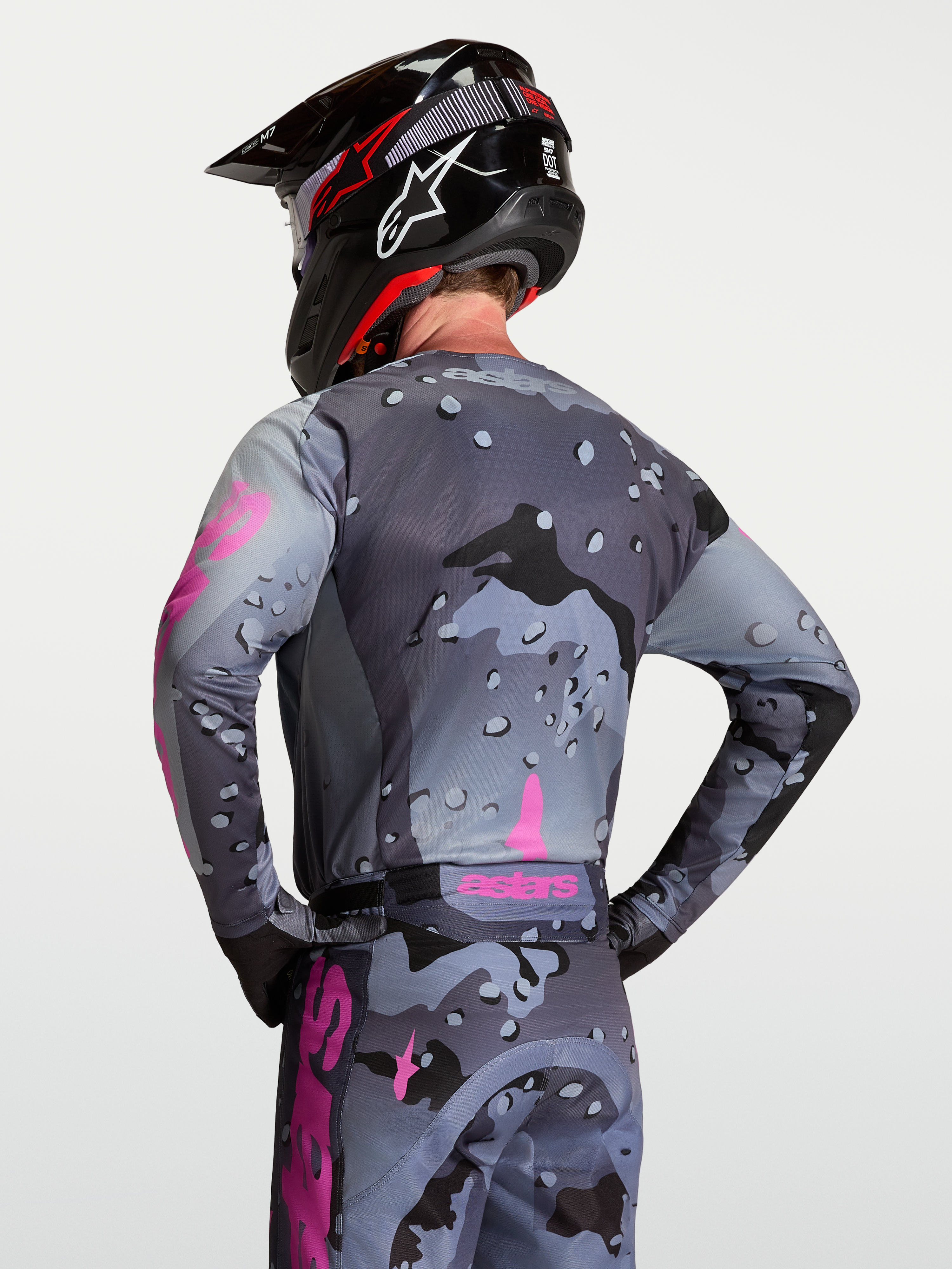 Alpinestars Racer Lone Trikot, Motocross-Jersey für Herren, Grau und Lila mit Camouflage-Muster, Rückansicht am Model, atmungsaktives Polygewebe