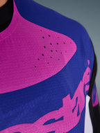 Alpinestars 2026 Techstar Knif Jersey, Motocross-Trikot, Schwarz Hellgrau Lila, Nahaufnahme des Brustbereichs mit lasergeschnittenen Perforationen und feuchtigkeitsableitendem Stretchgewebe für verbesserte Belüftung