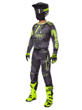 Alpinestars 2025 Racer Hollow Gear Set, volledige motorcross-outfit, grijs camouflage en neongeel, inclusief jersey, broek, bijpassende zwart-gele helm, crossbril, handschoenen en felgele laarzen, hoogwaardige off-road racekleding