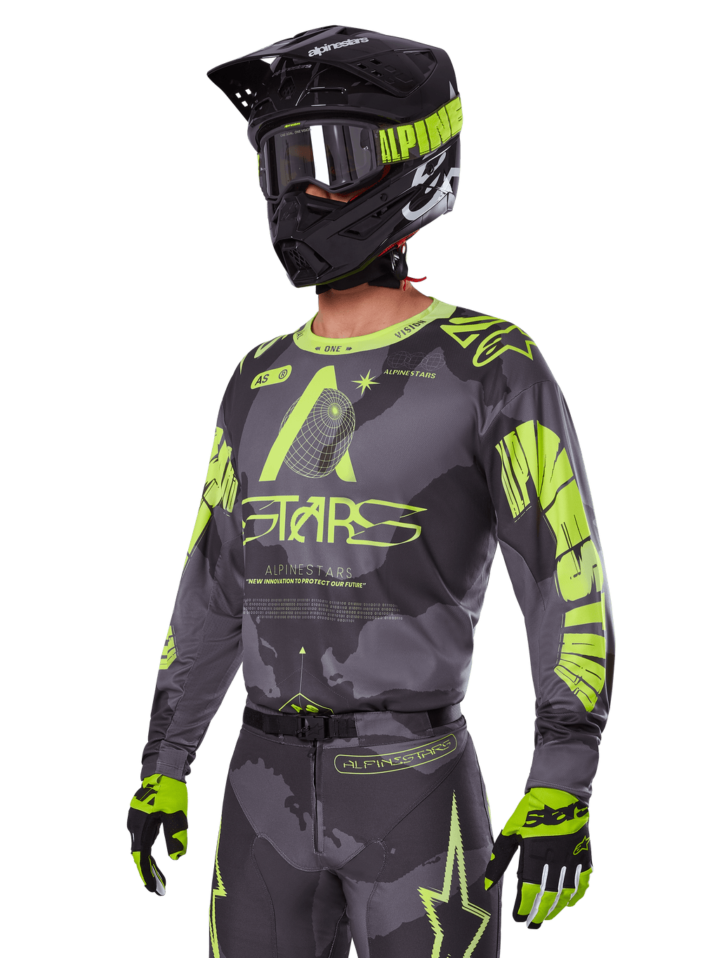 Alpinestars 2025 Racer Hollow Gear Set, motorcross jersey en broek in grijs en neongeel, gedragen met bijpassende zwarte helm, crossbril en handschoenen, opvallende fluorescerende gele Alpinestars-branding en ster-graphics op een grijze basis met patroon, professionele off-road racing look