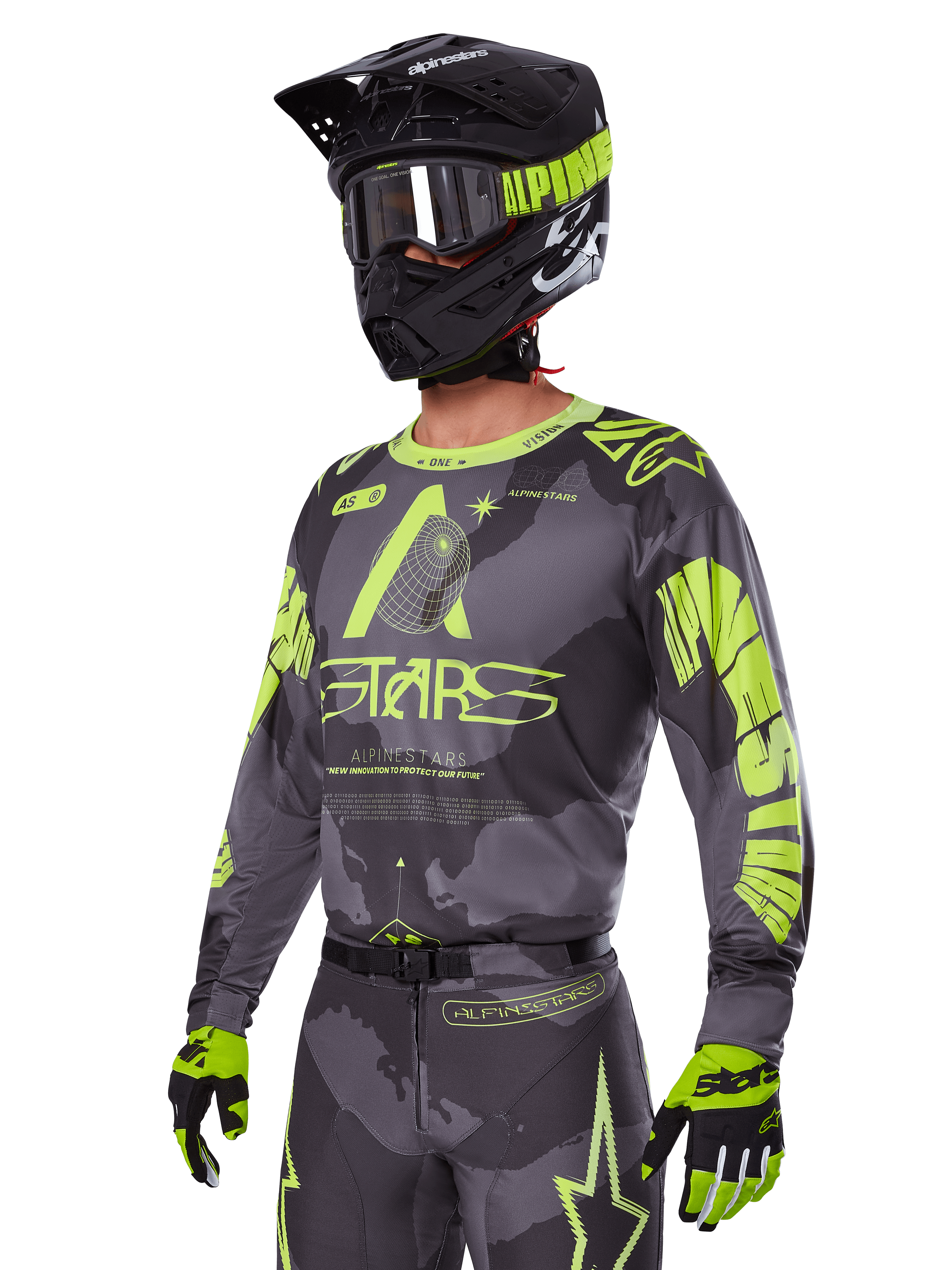 Alpinestars 2025 Racer Hollow Gear Set, motorcross jersey en broek in grijs en neongeel, gedragen met bijpassende zwarte helm, crossbril en handschoenen, opvallende fluorescerende gele Alpinestars-branding en ster-graphics op een grijze basis met patroon, professionele off-road racing look