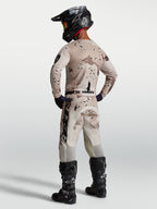 Alpinestars Racer Lone Trikot, Herren-Motocross-Trikot, Wüsten-Camo Beige und Schwarz, Rückansicht eines Fahrers.