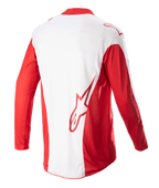 Alpinestars Techstar Arch Jersey 2023, maillot de motocross, rouge Mars et blanc, vue arrière montrant le panneau central blanc et les manches longues rouges, logo Astars rouge dans le bas du dos, panneaux de ventilation en mesh et partie arrière allongée pour une meilleure couverture en course tout-terrain