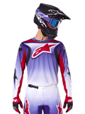 Alpinestars 2025 Fluid Wurx Jersey, motorcrossjersey, paars-wit verloop, rood sterlogo en accenten, atletische pasvorm, gedragen met bijpassende broek, zwarte helm en rode handschoenen