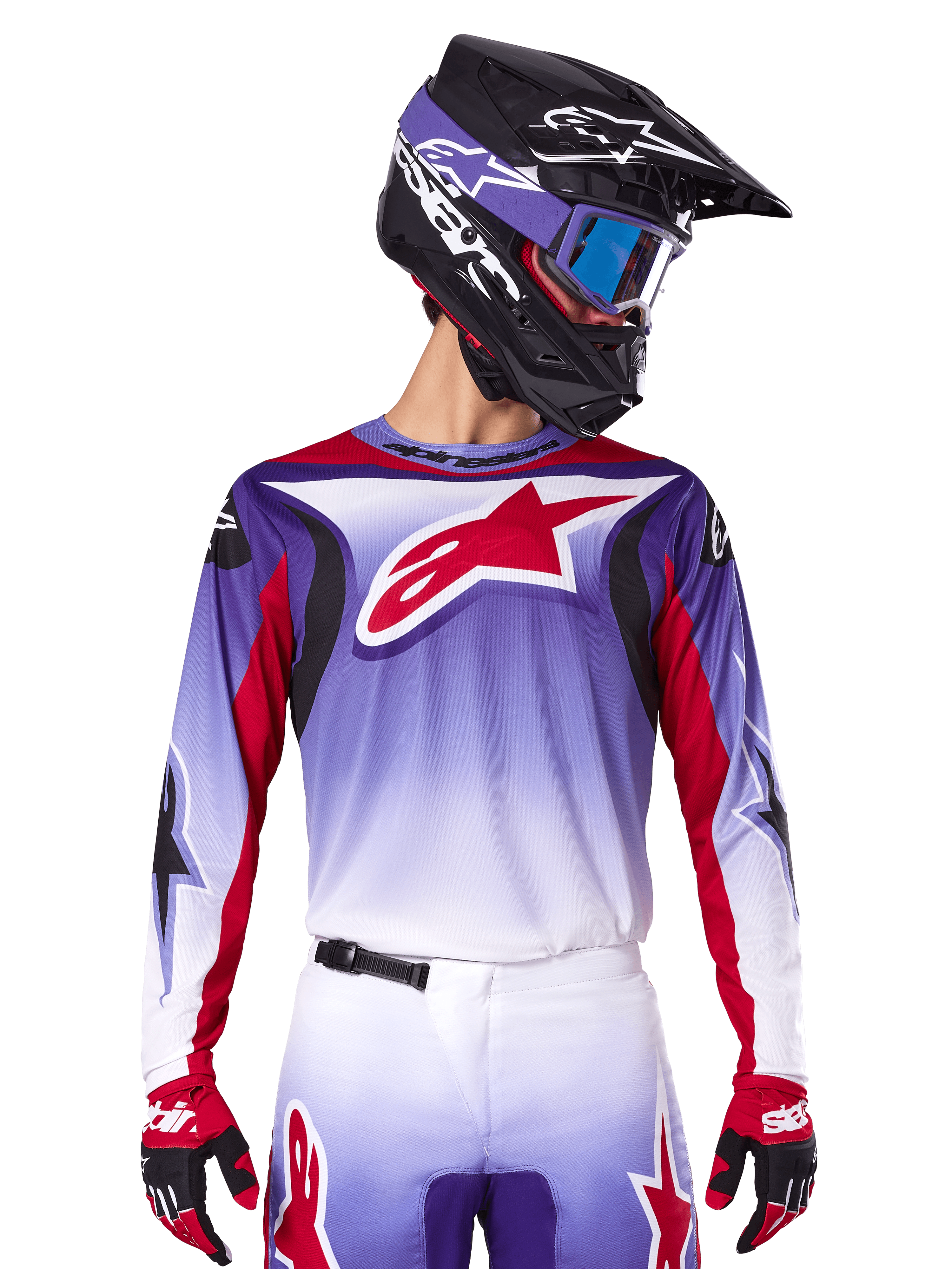 Alpinestars 2025 Fluid Wurx Jersey, motorcrossjersey, paars-wit verloop, rood sterlogo en accenten, atletische pasvorm, gedragen met bijpassende broek, zwarte helm en rode handschoenen
