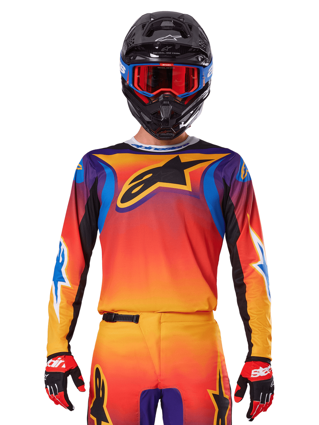 Maillot Alpinestars Fluid Wurx 2025, maillot de motocross multicolore avec dégradé orange et rouge et accents violets, porté avec une tenue assortie, casque noir avec lunettes bleues et rouges et gants rouges, arborant un grand logo étoile noir sur la poitrine.