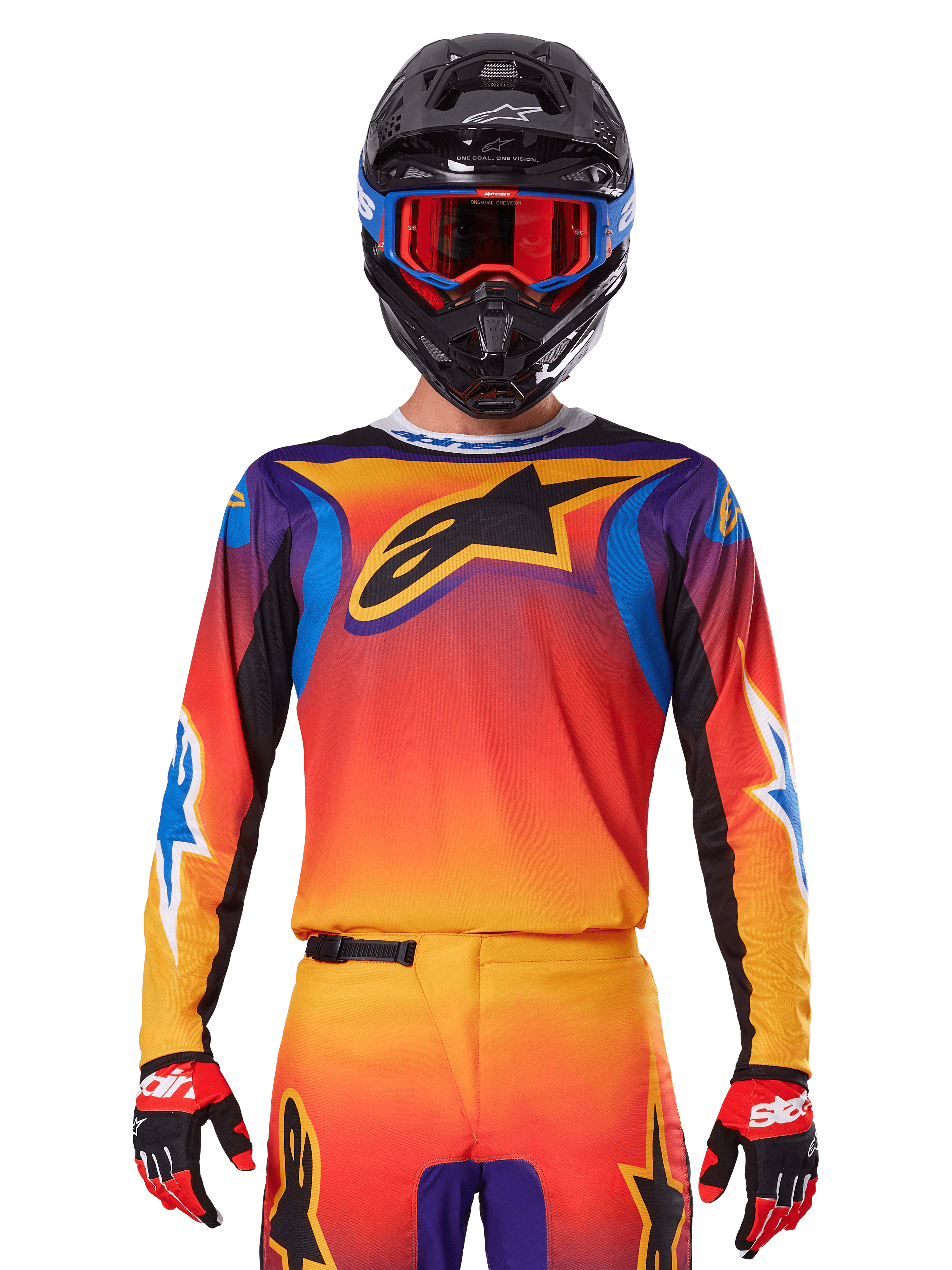 Maillot Alpinestars Fluid Wurx 2025, maillot de motocross multicolore avec dégradé orange et rouge et accents violets, porté avec une tenue assortie, casque noir avec lunettes bleues et rouges et gants rouges, arborant un grand logo étoile noir sur la poitrine.