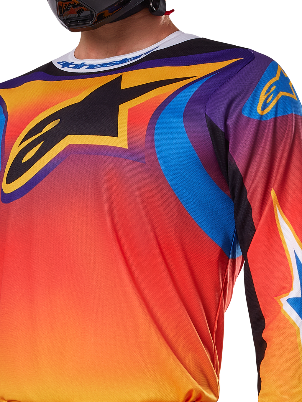 Maillot Alpinestars Fluid Wurx 2025, design multicolore blanc et orange, maillot de motocross à manches longues, coupe athlétique décontractée, tissu en polyester évacuant l'humidité pour la performance tout-terrain