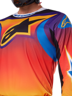 Maillot Alpinestars Fluid Wurx 2025, design multicolore blanc et orange, maillot de motocross à manches longues, coupe athlétique décontractée, tissu en polyester évacuant l'humidité pour la performance tout-terrain