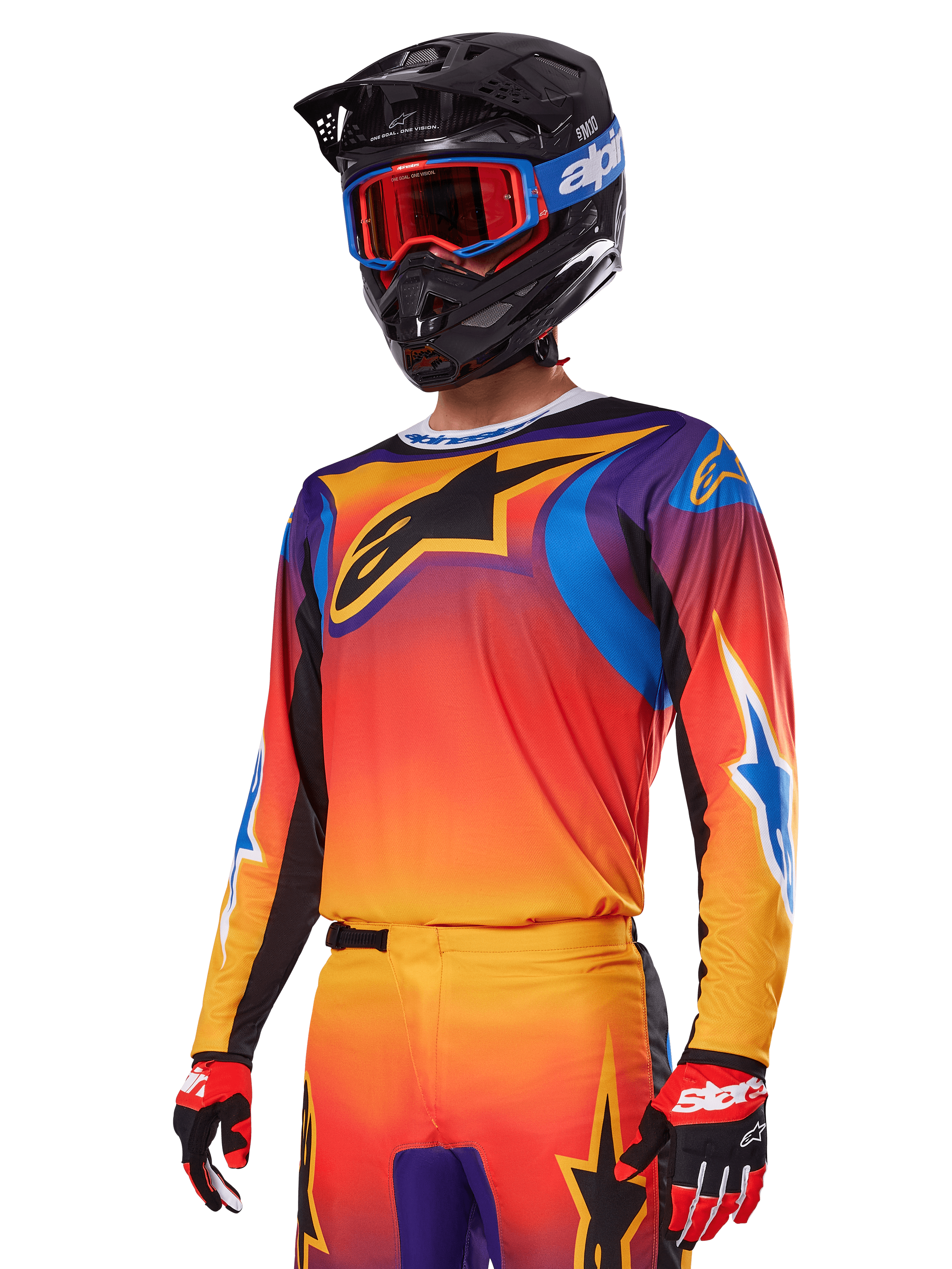 Set d'équipement Alpinestars 2025 Fluid Wurx, ensemble de motocross, dégradé orange, violet et bleu, avec un grand logo A-stars noir, porté avec un casque noir et des lunettes bleues, tenue coordonnée pour la course tout-terrain professionnelle