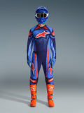 Set d'équipement Alpinestars Techstar Nomur 2026, équipement de motocross, bleu marine, orange et bleu UCLA, tenue de pilotage complète avec casque bleu, maillot et pantalon assortis, gants bleus et bottes orange vif, logos étoile, protection tout-terrain haute performance