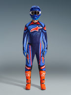 Set d'équipement Alpinestars Techstar Nomur 2026, équipement de motocross, bleu marine, orange et bleu UCLA, tenue de pilotage complète avec casque bleu, maillot et pantalon assortis, gants bleus et bottes orange vif, logos étoile, protection tout-terrain haute performance