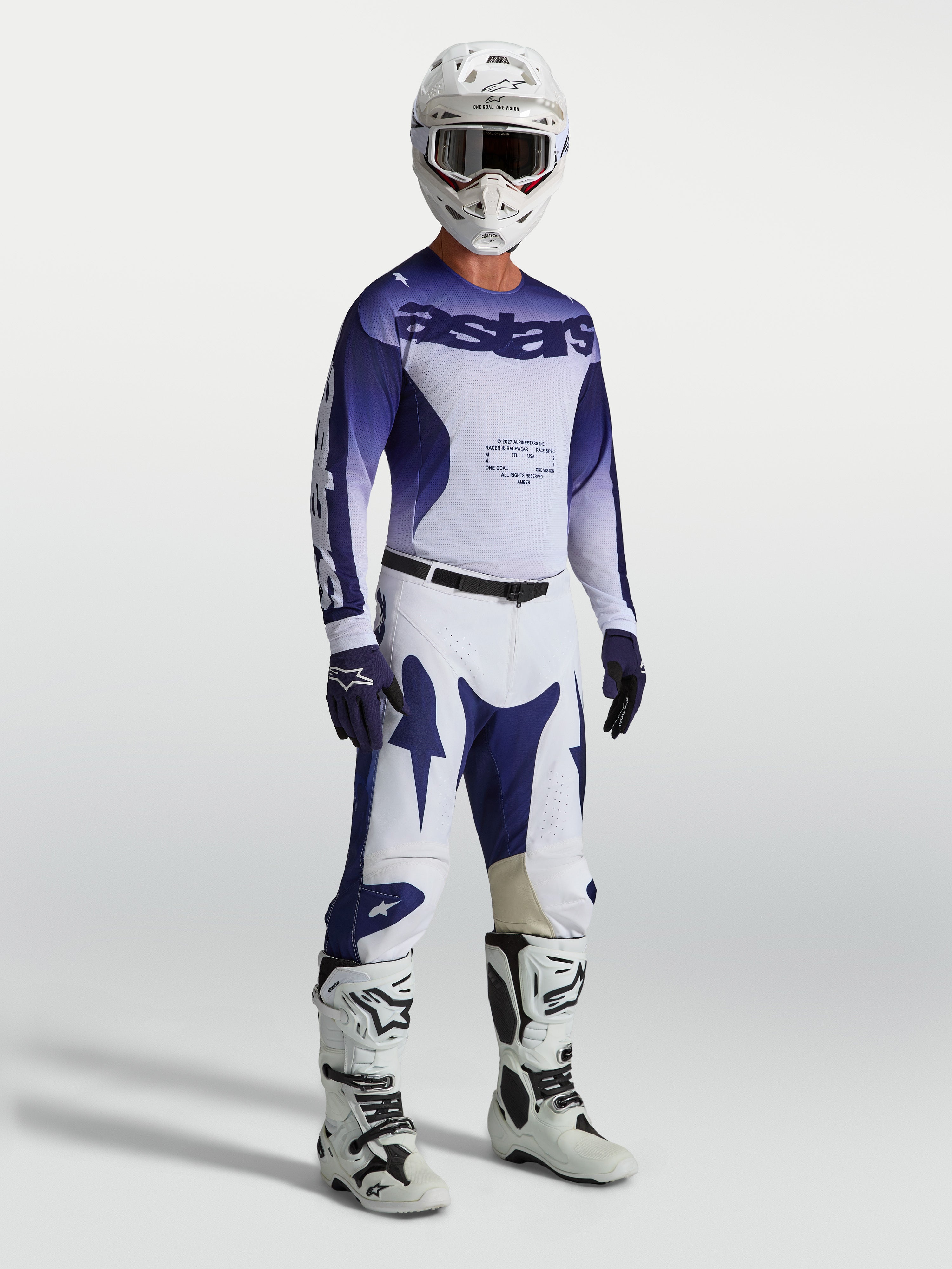 Alpinestars Racer Air Amber jersey en gear set, blauw en wit geventileerde heren-motocrossoutfit op model.