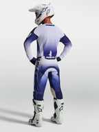 Alpinestars Racer Air Amber Jersey en Gear Set, donkerblauw en wit, mesh-motorcrossuitrusting, achteraanzicht op model.