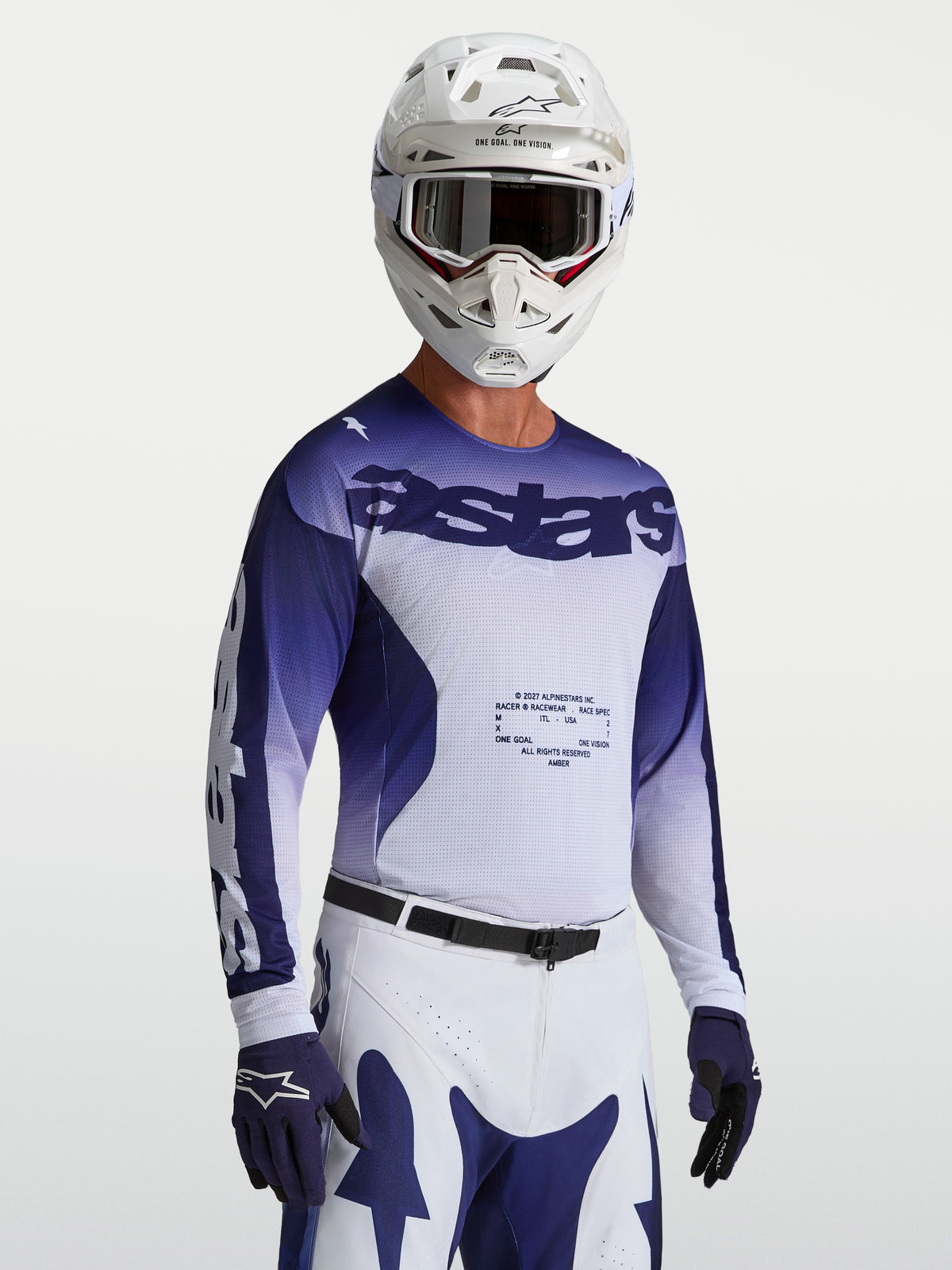 Alpinestars Racer Air Amber Trikot, Motocross-Renntrikot für Herren, Blau und Weiß, atmungsaktive Mesh-Konstruktion für hohe Belüftung, getragen mit Helm und Handschuhen.