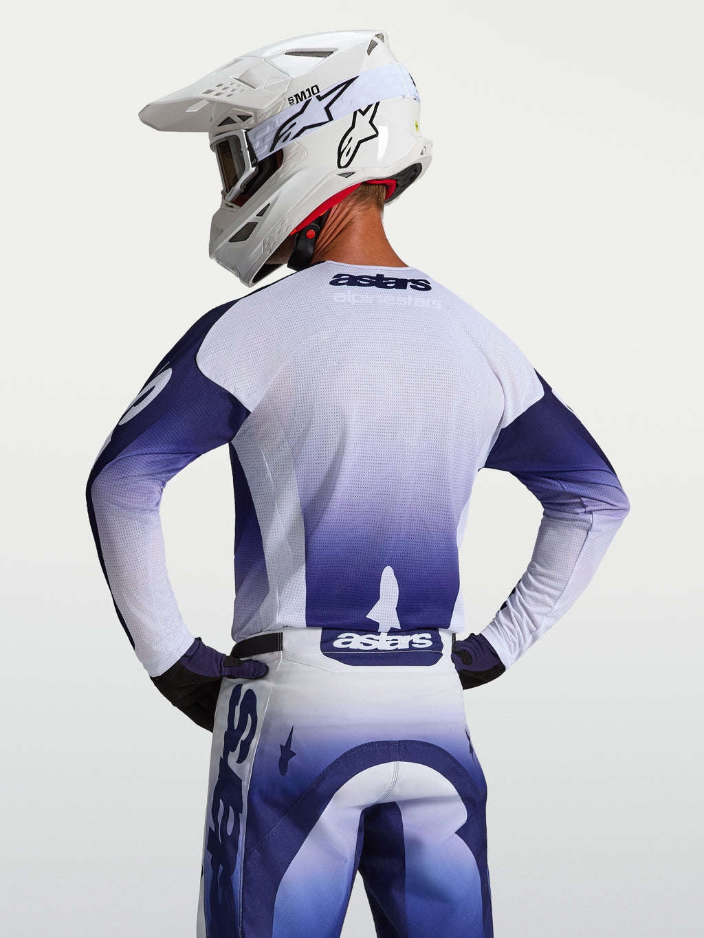 Alpinestars Racer Air Amber Jersey, heren-motorcrossjersey in blauw en wit, achteraanzicht met geventileerde meshconstructie.
