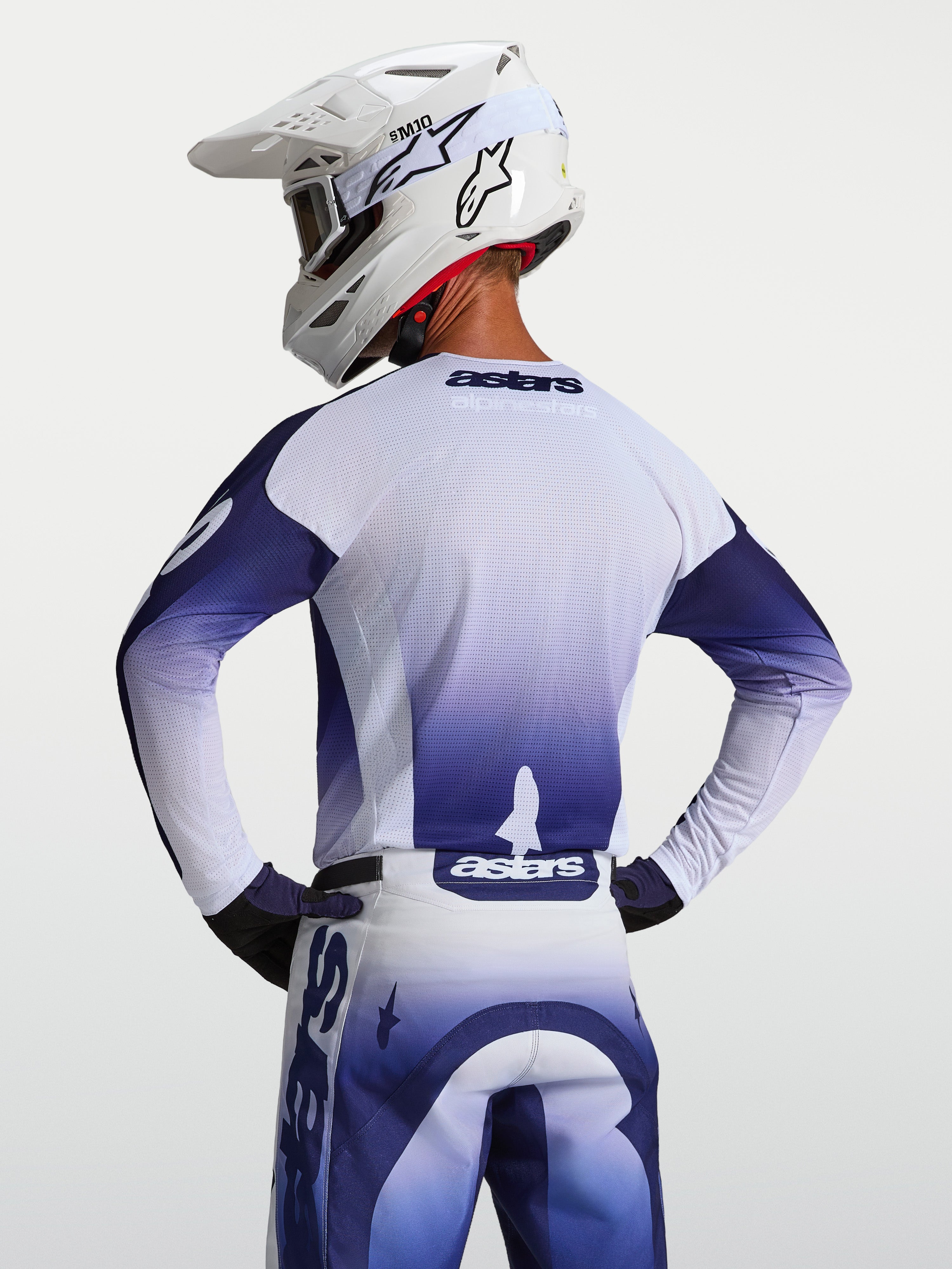 Alpinestars Racer Air Amber Jersey, heren-motorcrossjersey in blauw en wit, achteraanzicht met geventileerde meshconstructie.