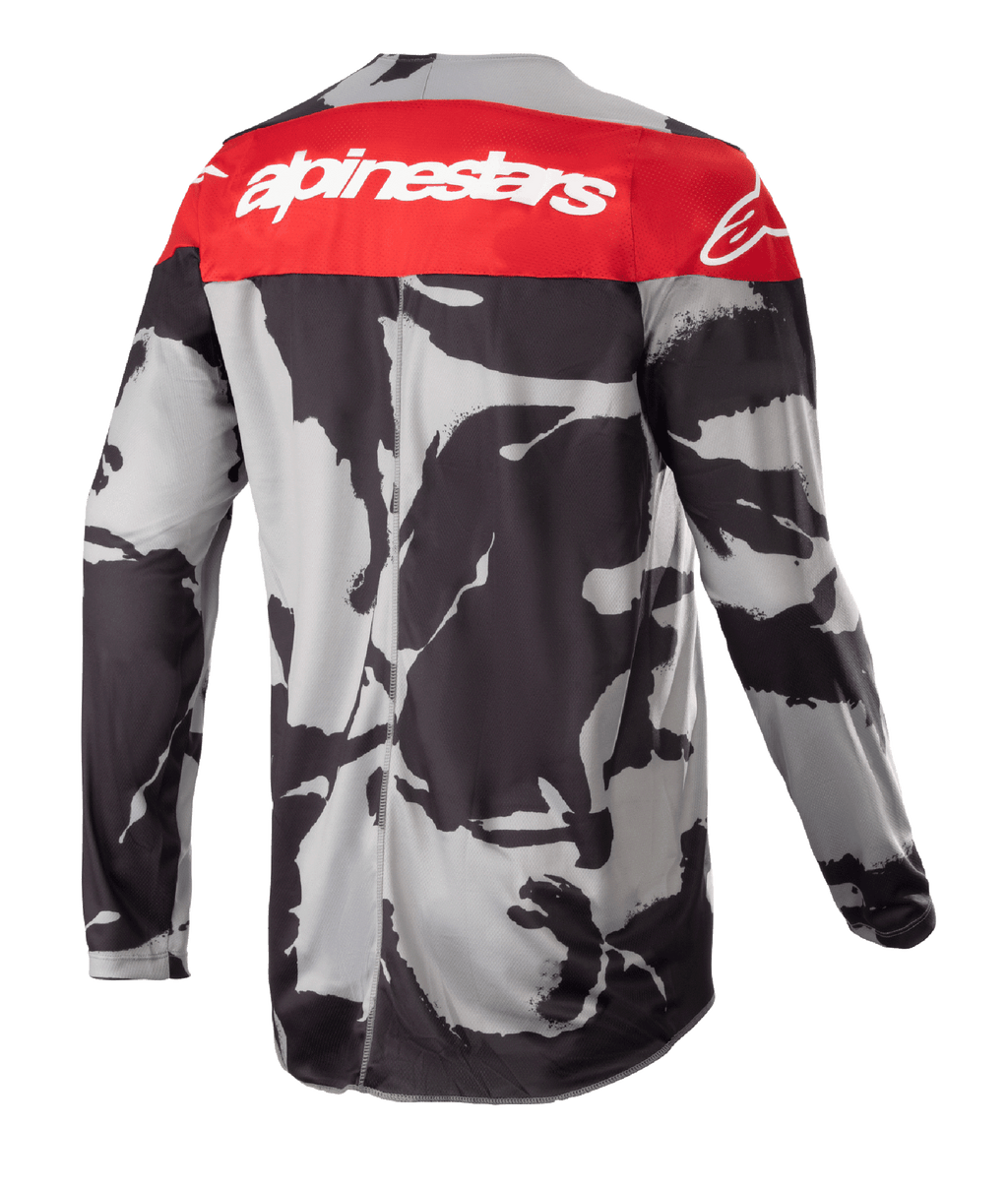 Maillot Alpinestars Racer Tactical 2023, maillot de motocross, Cast Gray Camo et Mars Red, vue de dos présentant un panneau supérieur rouge avec logo Alpinestars blanc et un motif camouflage gris-noir, vêtement de performance léger pour le tout-terrain