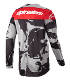 Maillot Alpinestars Racer Tactical 2023, maillot de motocross, Cast Gray Camo et Mars Red, vue de dos présentant un panneau supérieur rouge avec logo Alpinestars blanc et un motif camouflage gris-noir, vêtement de performance léger pour le tout-terrain