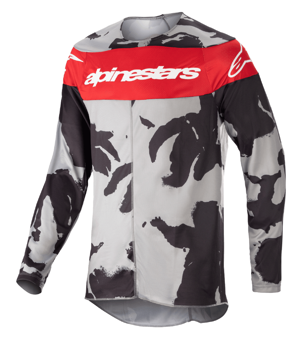 Maillot Alpinestars Racer Tactical 2023, maillot de motocross, camouflage gris et rouge Mars, large bande rouge sur la poitrine avec logo Alpinestars blanc, motif camouflage noir et gris, vêtement technique à manches longues pour la course tout-terrain