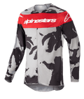 Maillot Alpinestars Racer Tactical 2023, maillot de motocross, camouflage gris et rouge Mars, large bande rouge sur la poitrine avec logo Alpinestars blanc, motif camouflage noir et gris, vêtement technique à manches longues pour la course tout-terrain
