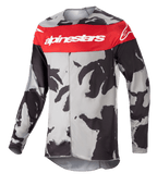 Maillot Alpinestars Racer Tactical 2023, maillot de motocross, camouflage gris et rouge Mars, large bande rouge sur la poitrine avec logo Alpinestars blanc, motif camouflage noir et gris, vêtement technique à manches longues pour la course tout-terrain