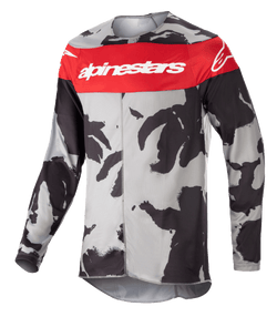 Alpinestars 2023 Racer Tactical Jersey, Motocross-Trikot, Cast Gray Camo und Mars Red, markanter roter Bruststreifen mit weißem Alpinestars-Branding, schwarz-graues Tarnmuster, technische Langarm-Bekleidung für den Offroad-Rennsport