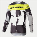 Alpinestars 2023 Racer Tactical Jersey, Motocross-Trikot, Cast Gray Camo und Yellow Fluo, mit grau-schwarzem Camouflage-Muster, einem leuchtend gelben Brusteinsatz und Alpinestars-Logo, strapazierfähige langärmelige Performance-Ausrüstung für den Offroad-Rennsport