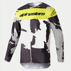 Alpinestars 2023 Racer Tactical Jersey, Motocross-Trikot, Cast Gray Camo und Yellow Fluo, mit grau-schwarzem Camouflage-Muster, einem leuchtend gelben Brusteinsatz und Alpinestars-Logo, strapazierfähige langärmelige Performance-Ausrüstung für den Offroad-Rennsport