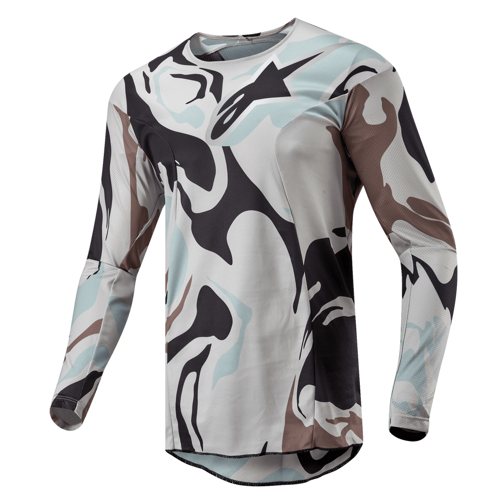 Maillot Alpinestars Racer Tactical 2024, maillot de motocross, Iron Camo Dust Gray, arborant un motif camouflage audacieux dans des tons gris clair, gris foncé et bleu pâle, construction légère en poly-tissu avec inserts en maille respirante, coupe sport ergonomique.