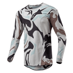 Maillot Alpinestars Racer Tactical 2024, maillot de motocross, Iron Camo Dust Gray, arborant un motif camouflage audacieux dans des tons gris clair, gris foncé et bleu pâle, construction légère en poly-tissu avec inserts en maille respirante, coupe sport ergonomique.