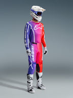 Ensemble d'équipement Alpinestars Fluid Apex 2026, pilote de motocross portant une tenue de course complète avec un design dégradé éclatant de violet, rose et rouge, casque blanc avec lunettes violettes, bottes blanches et noires, gants blancs, look athlétique coordonné pour la performance tout-terrain