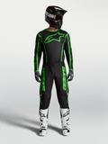 Alpinestars Fluid Apex V2 Trikot und Ausrüstungsset, Herren-Motocross-Outfit in Schwarz und Grün mit weißen Stiefeln.